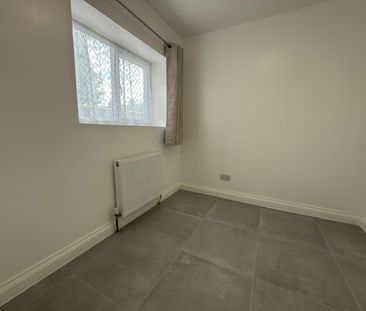 Self contained studio flat ideal for working couples- - Photo 3