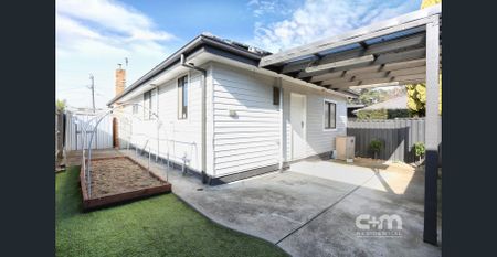 INVITING FAMILY HOME! - Photo 5