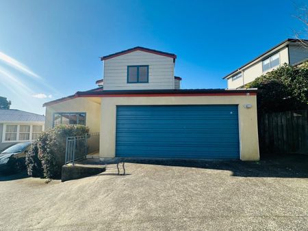 Newly Renovated Family Home in Prime Pakuranga Location” - Photo 3