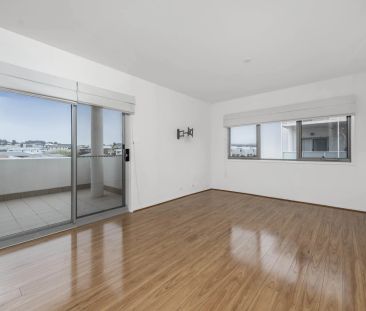 Sunny Top-Floor Apartment with Stunning Brindabella & Stromlo Views - Photo 1