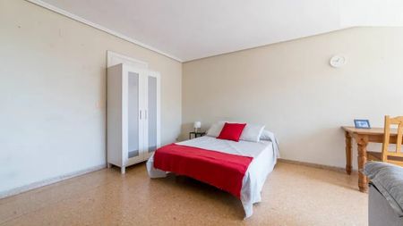 Plaça Honduras, Valencia, Valencian Community 46022 - Photo 4