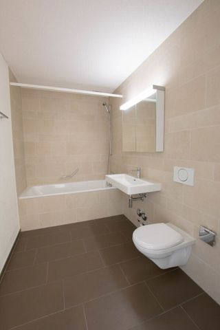 Appartement moderne de 4,5 pièces avec balcon à la gare de Lyss - Photo 2