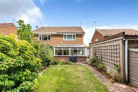 A well presented family home set in vibrant Tonbridge - Photo 3