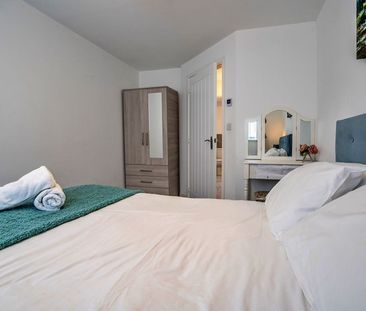 Aldridge Square - Photo 3