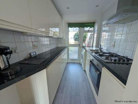 3 bedroom property to rent in London - Photo 2