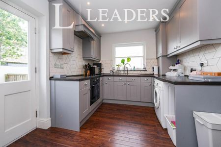 3 bedroom semi-detached house to rent - Photo 4