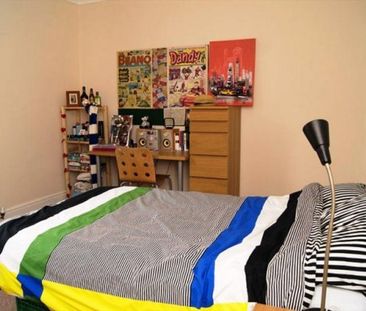 A large 4 bedroom house in the Ecclesall area near to SHU - Photo 5