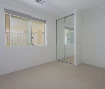 Contemporary 4-bedroom family home close to beaches, parks & shops. - Photo 3