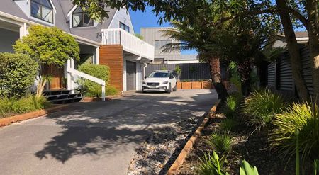 Cool home in Richmond Heights with great views - Photo 3