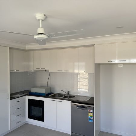 Modern 2-Bedroom Duplex! - Photo 3