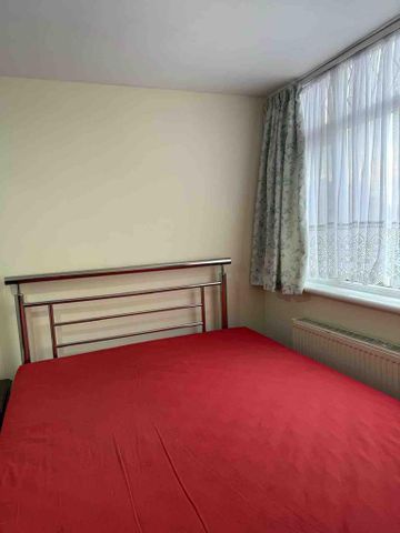 1 bedroom in a house share to rent - Photo 4