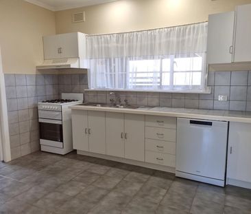 8 Hart Street, Airport West VIC 3042 - Photo 6