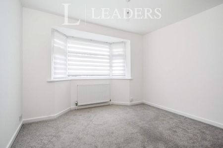 4 bedroom bungalow to rent - Photo 2