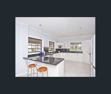 CLASSIC COUNTRY LIVING! - Photo 3