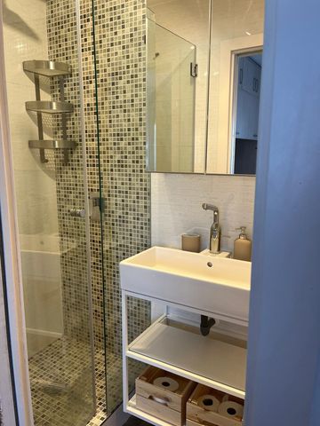 Ático duplex con terraza en el corazón de Madrid: luz, estilo y vida urbana - Foto 5