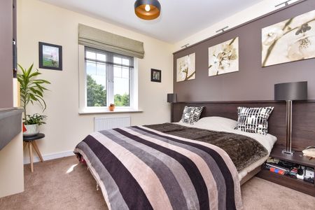 4 bedroom end of terrace house to rent - Photo 3
