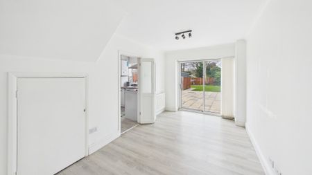 Tomlins Avenue, Camberley - 3 bedrooms Property for lettings - Seymours - Photo 3