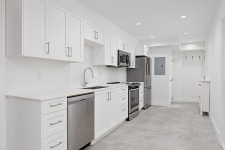 Chamberlain Dr & Mountain Hwy (BSMT 2), North Vancouver - Photo 2