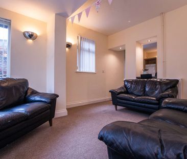 Wonderful six bedroom house with original features and modern updates - Photo 2