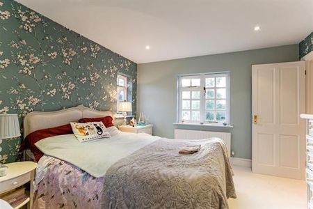 4 bedroom semi-detached house to rent - Photo 4