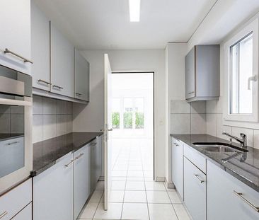 Moderne 3 1/2 - Zimmerwohnung mit verglastem Balkon - Foto 3