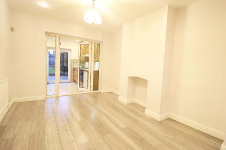 5 bedroom semi-detached house to rent - Photo 2