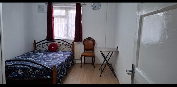 Room in a Shared Flat, St Anns.Barking, IG11 - Photo 2