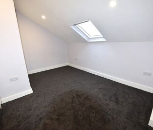 4 bedroom House in Highthorne View, Leeds - Photo 2