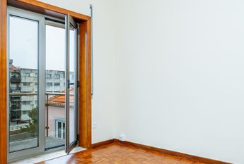 2+1 Bedroom Apartment in Canidelo (Remodeled)