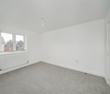 4 bedroom semi-detached house to rent - Photo 2
