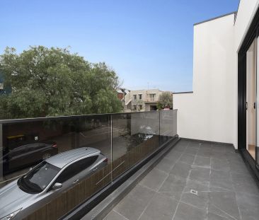 Ultra-modern home close to everything! - Photo 1