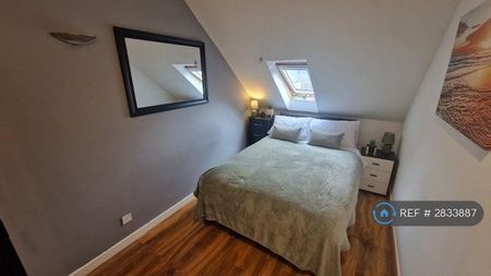 1 bedroom in a house share to rent - Photo 2