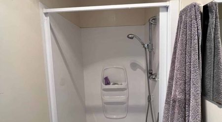 Modern house in popular Newtown - near Hospital - Photo 5