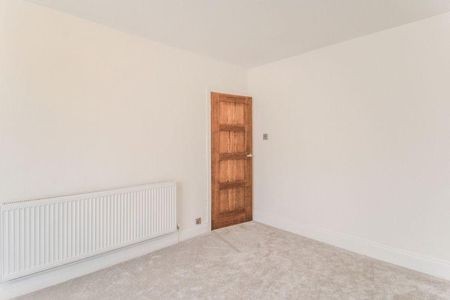 3 Bed Semi-Detached House, Coventry, CV6 - Photo 2