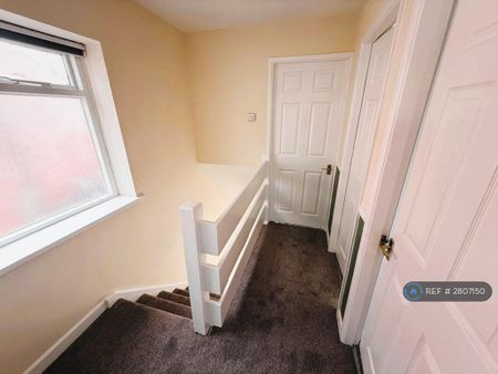 3 bedroom semi-detached house to rent - Photo 2