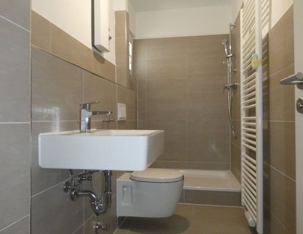 Erstbezug nach Sanierung! 2-Zimmer-Erdgeschoss-Whg. mit Balkon! - Foto 1