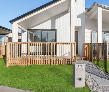 Three bedroom beauty! - Photo 1