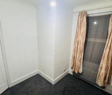 3 bedroom flat to rent - Photo 3