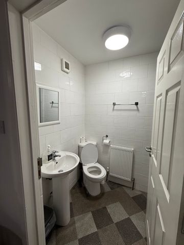 Room 208, SimplyStay Lincoln Road, Skegness, Lincolnshire, PE25 2EA - Photo 5