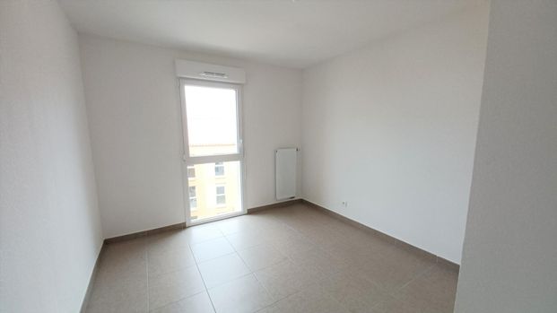 location Appartement T2 DE 42.77m² À PORT DE BOUC - Photo 1