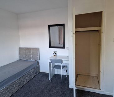 2 Bed Semi-Detached House, Belle Isle Road, LS10 - Photo 2