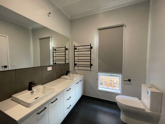Family Home in Grand Central Tarneit! - Photo 1