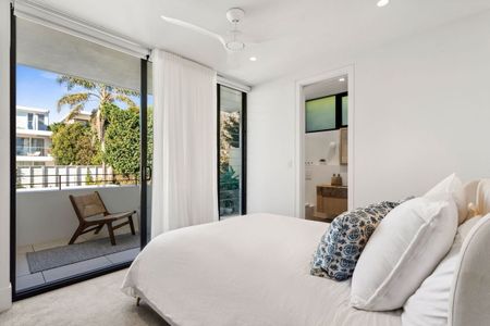 Luxury Near-New Family Masterpiece with Iconic City & Harbour Views - Photo 2