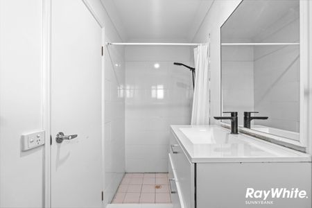 Spacious Family Home with Two Ensuited Bedrooms - Photo 4