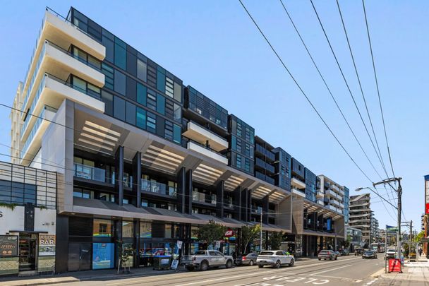 Bright Top Floor North-Facing Two Bedroom - Photo 1
