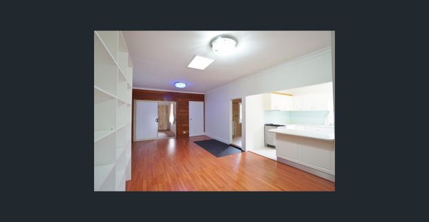 Single level 4 Bedroom house minutes walk to bus stop - Photo 1