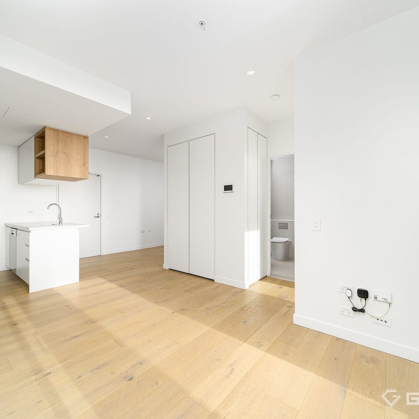 Stylish One-Bedroom + Study Retreat with Iconic Views & Luxury Amenities - Photo 1