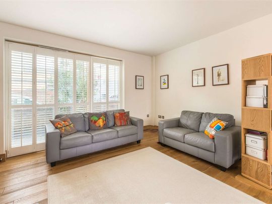 Contemporary family house in a well-sought after location - Photo 1