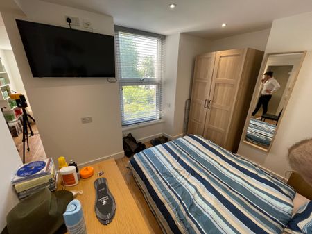 High Quality High Specification Student House - Individual Self Contained Suites Suite 7 - Photo 3