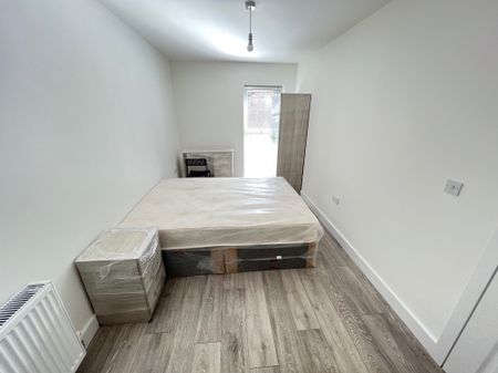 Modern 2-Bedroom, 2-Bathroom Student Apartment in Portswood, Southampton - Photo 3